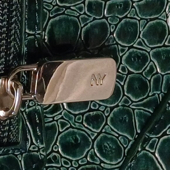 NWOT New York & Company Gatory Green Wristlet Handbag - Picture 3 of 3